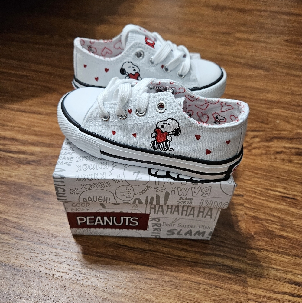 Adorable NEW The Peanuts Snoopy Valentine's Day Kid's Sneakers, Size Baby 6
